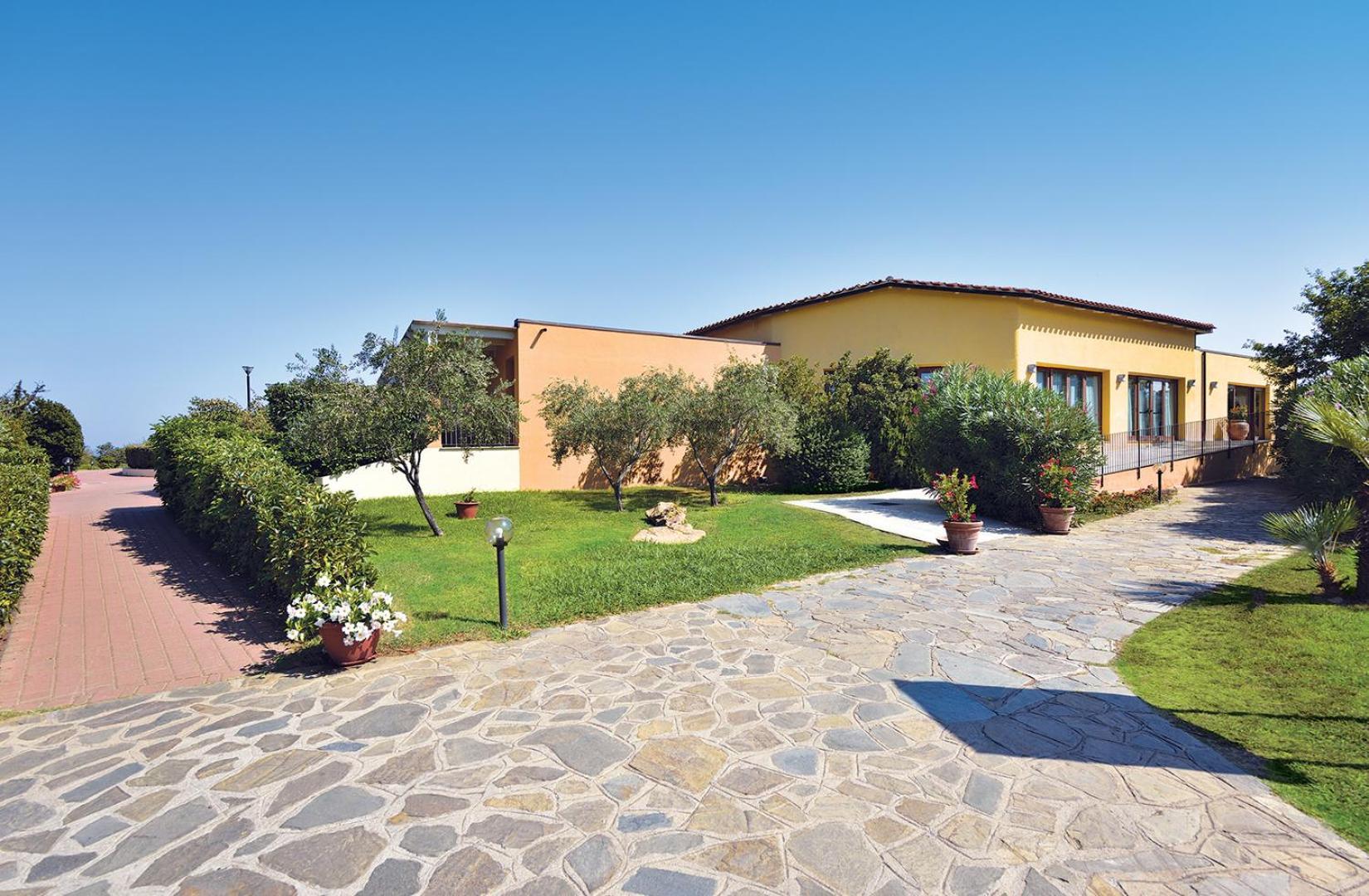 Futura Club Cala Fiorita Hotel Agrustos Exterior photo